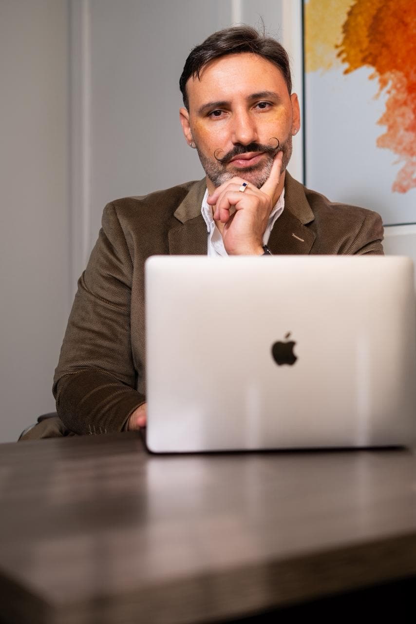 Jonatas Gandra com MacBook